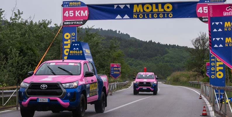 Il Pickup rosa di Mollo Noleggio alla carovana del Giro d'Italia