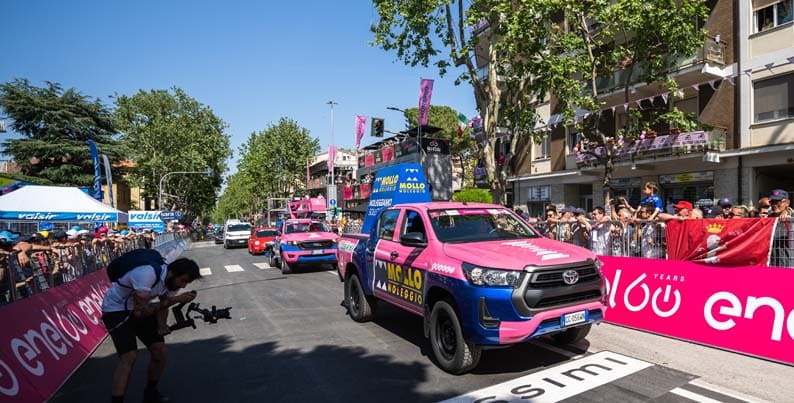 La carovana del Giro d'Italia 2023