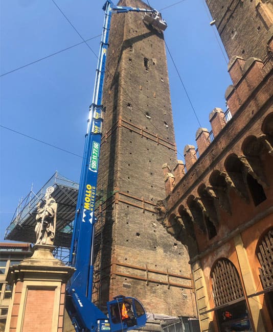 piattaforme autocarrate nel centro di Bologna per il restauro della torre Garisenda