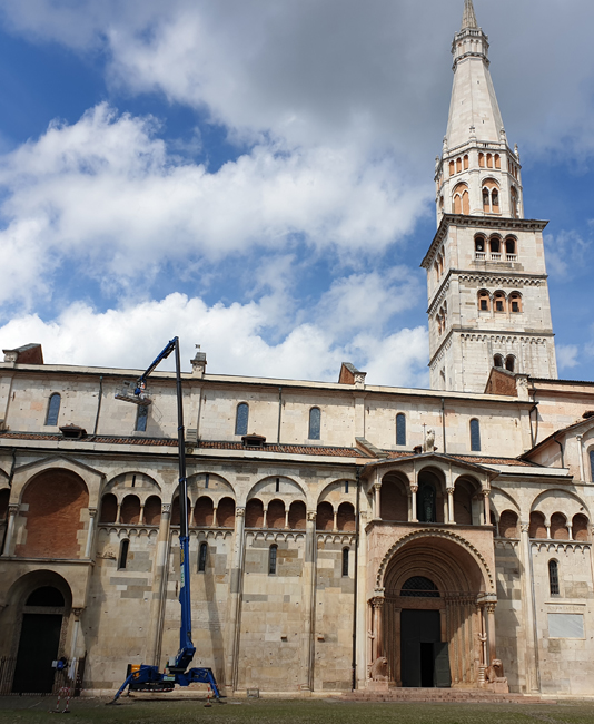 Mollo Noleggio piattaforma a ragno nel centro storico di Modena per intervento al Duomo di Modena