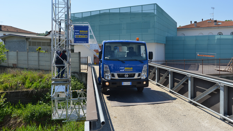 Mollo Noleggio Piattaforma aerea autocarrata con operatore per interventi di ristrutturazione a Rimini vicino alla farmacia torrenova