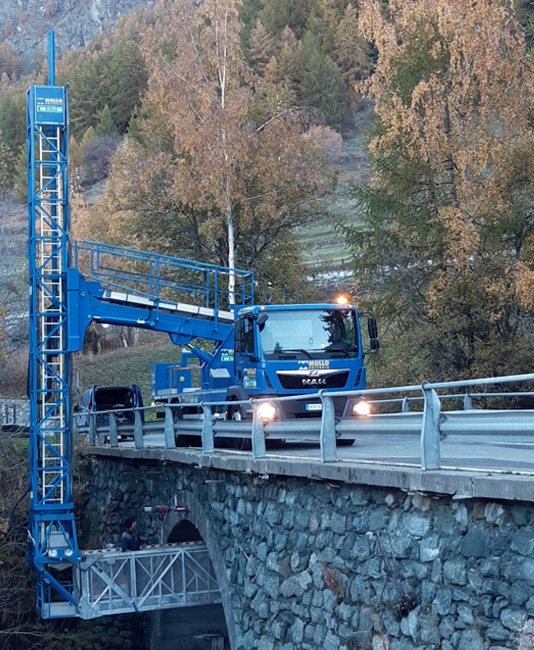 piattaforma autocarrata sottoponte o by bridge a noleggio con operatore a Genova - Mollo Noleggio