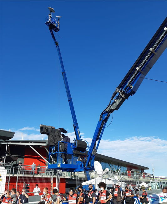 Mollo Noleggio piattaforma aerea con cestello elevatore su camion a lavoro all'ippodromo di Imola
