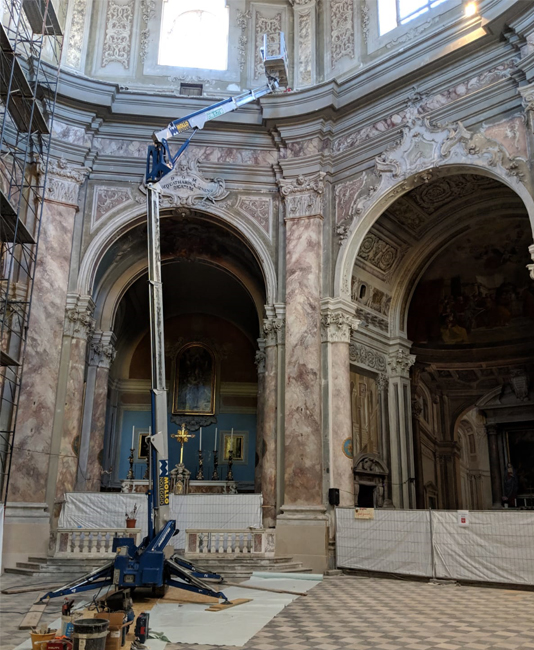 Mollo Noleggio piattaforma aerea a ragno nella chiesa Santa Canterina a Livorno
