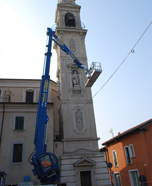 Mollo Noleggio piattaforma a ragno nel centro storico di Castegnato per intervento al Duomo di Castegnato