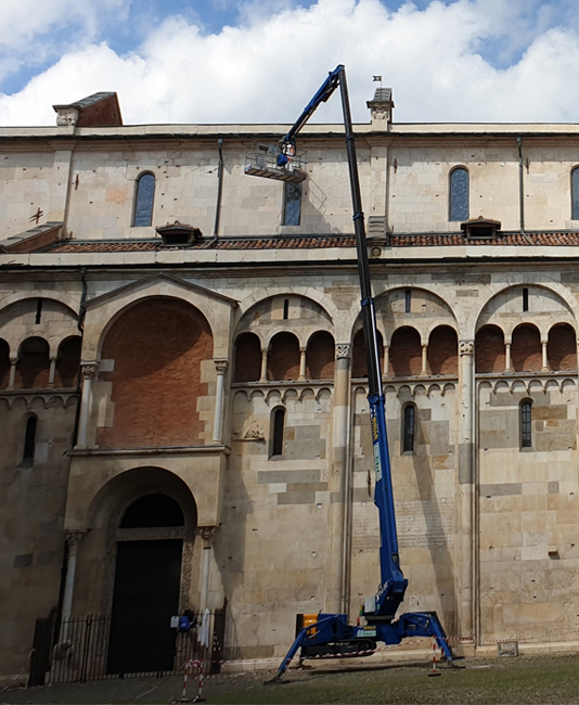 Mollo Noleggio piattaforma a ragno nel centro storico di Sassuolo per intervento al Duomo di Modena