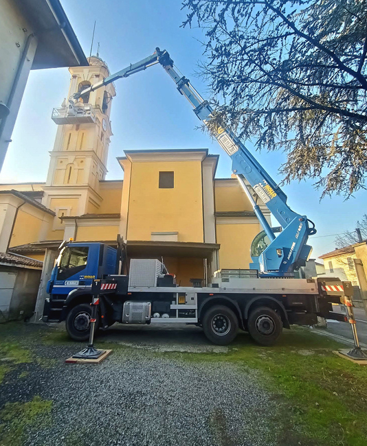 mollo Noleggio piattaforma aerea con cestello elevatore su camion a lavoro a Piacenza
