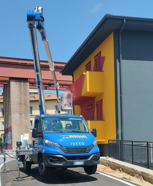 piattaforma elevatrice autocarrata con operatore a Perugia per realizzazione murales- Mollo Noleggio