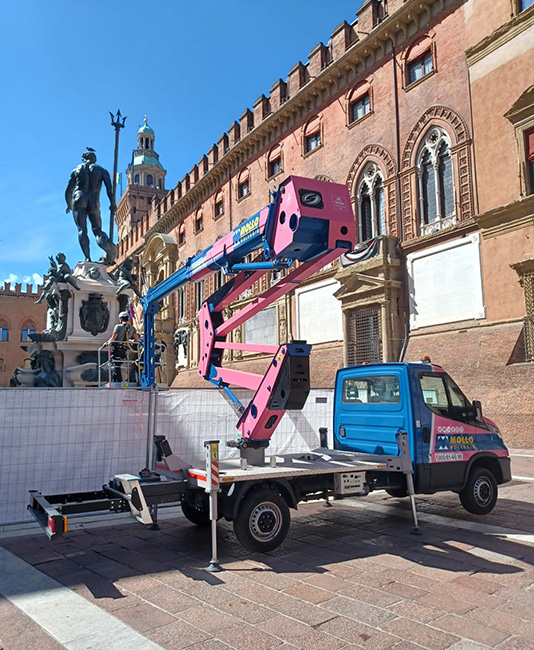 piattaforma aerea con cesta a lavoro a Bologna